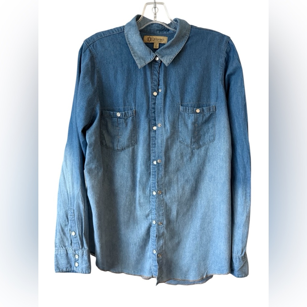 Democracy Light Blue Denim Shirt size L pearl snap graduated blue